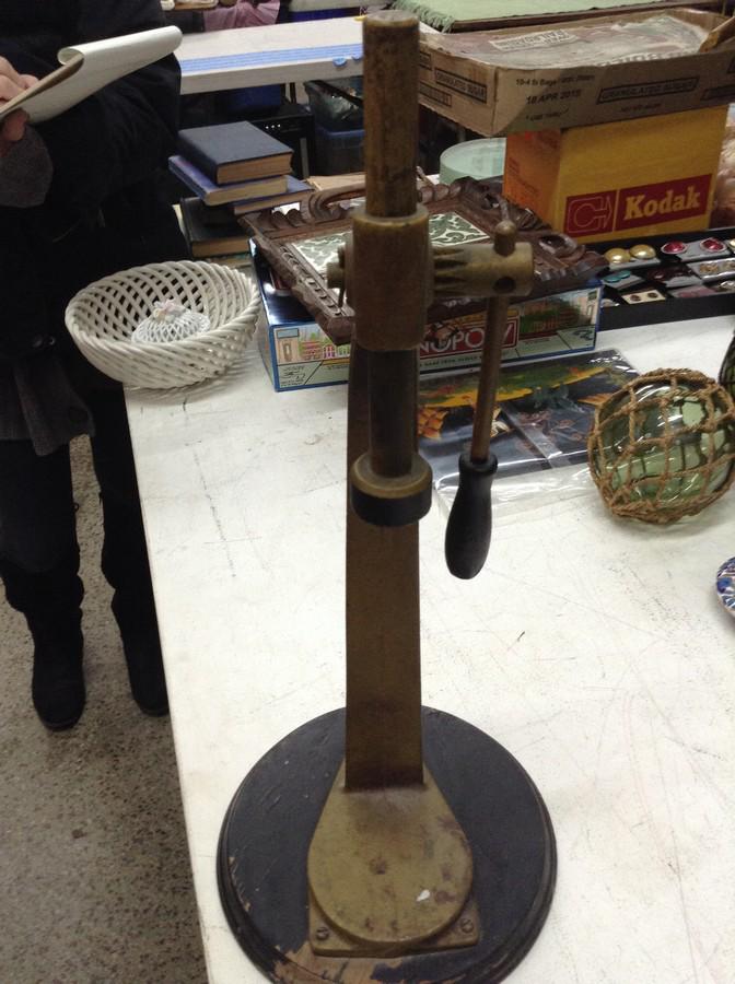 early bottle capper can not make out manufacture (1 of 1)