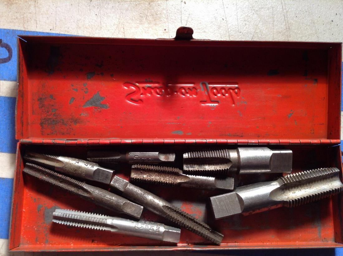 vintage snap on tool box with taps: vintage snap on tool box with taps