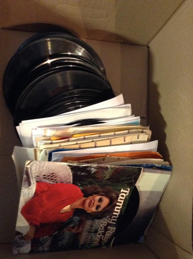 lot of 100 45's records (1 of 1)