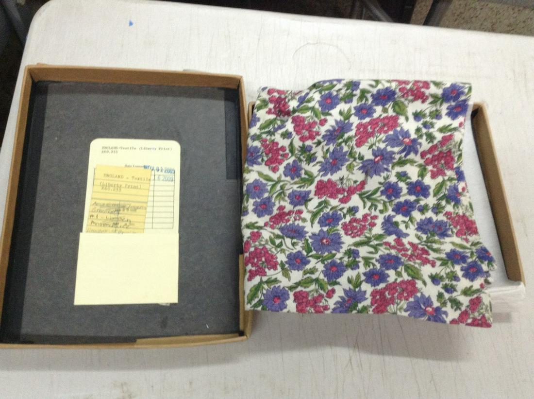 the Newark Museum -England- vintage textile (1 of 1)