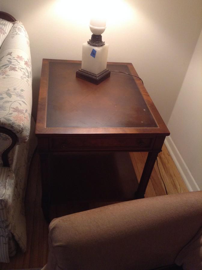 Henredon end table 26x20x23: Henredon end table 26x20x23