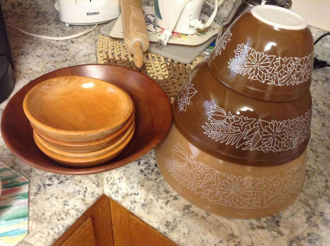 Pyrex nesting bowls and mcm teak bowls: Pyrex nesting bowls and mcm teak bowls