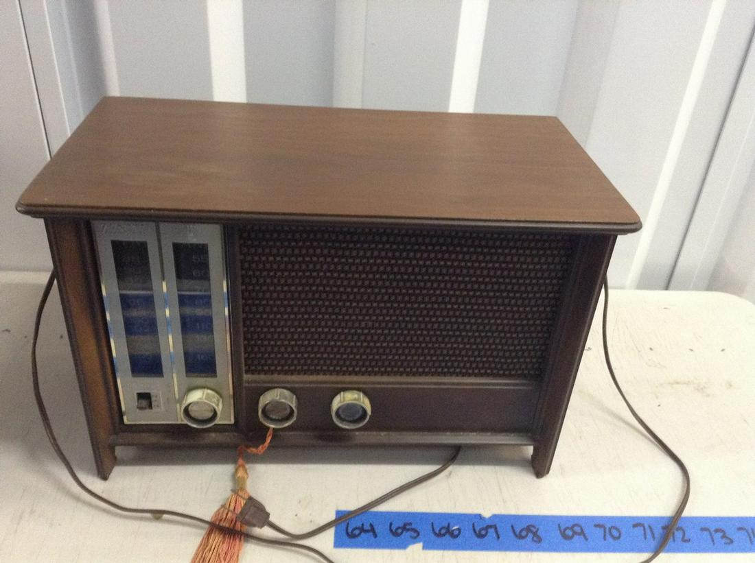 Zenith model X334 tubed radio 16x9: Zenith model X334 tubed radio 16x9