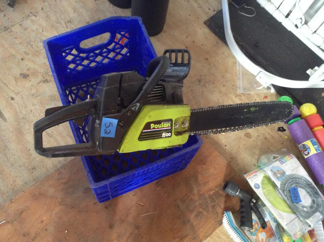 poulan working gas powered chainsaw (1 of 1)