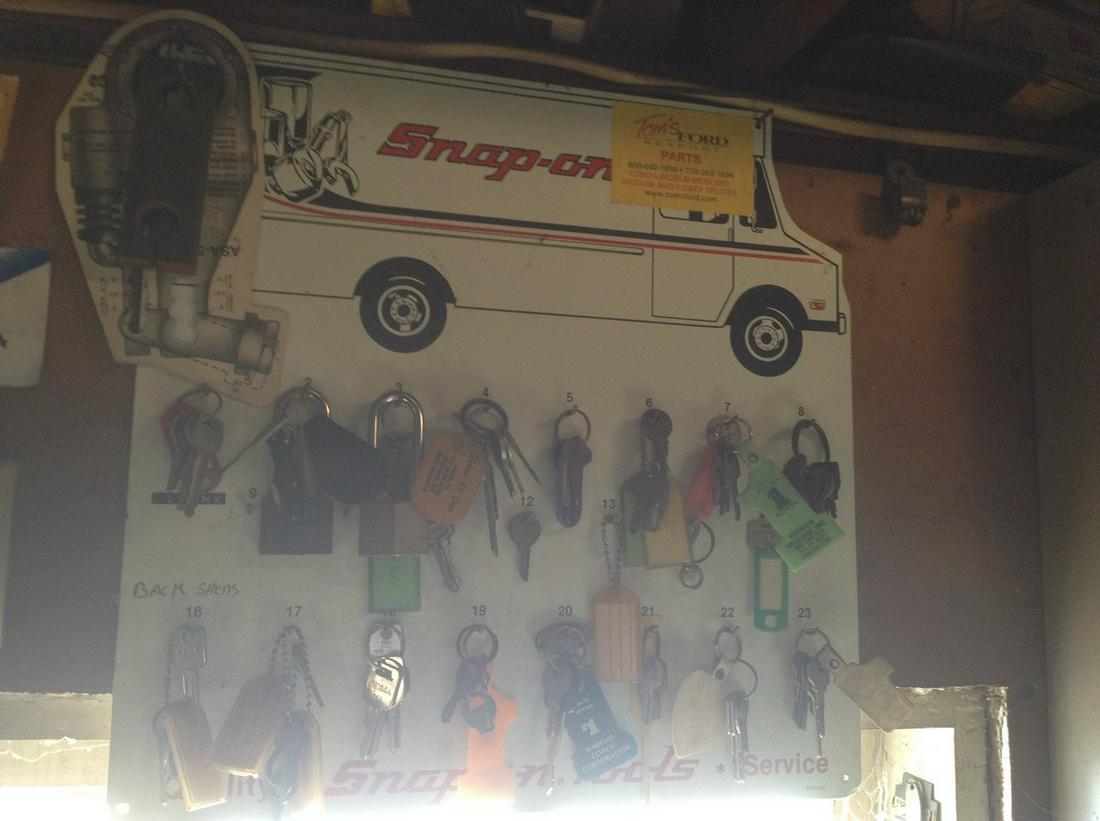 vintage snap on key holder, no keys (1 of 1)