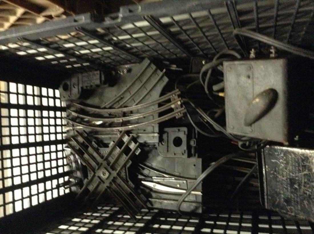 lot of Lionel train switches and cross sets: lot of Lionel train switches and cross sets