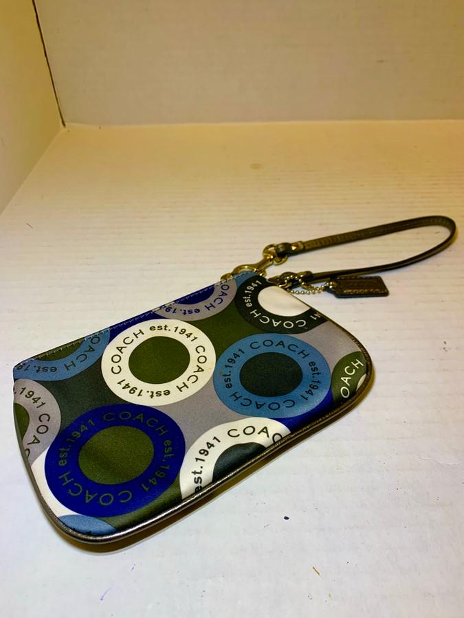 Coach wristlet Est 1941 6 1/2": Coach wristlet Est 1941 6 1/2"