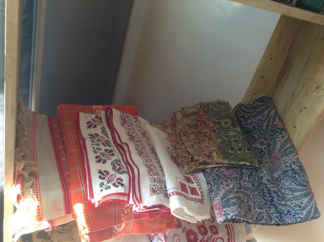 lot of embroidered table place settings, place mats and: lot of embroidered table place settings, place mats and more