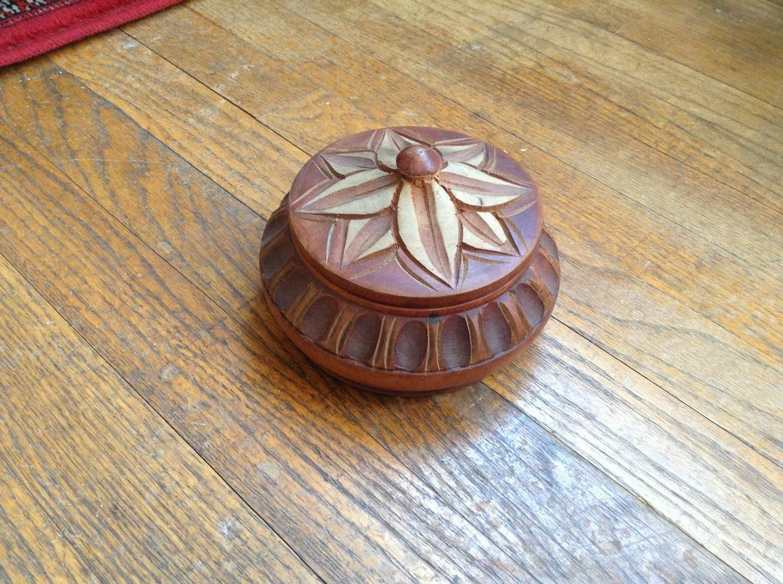 hand carved signed Jacky Peters jewelry box: hand carved signed Jacky Peters jewelry box