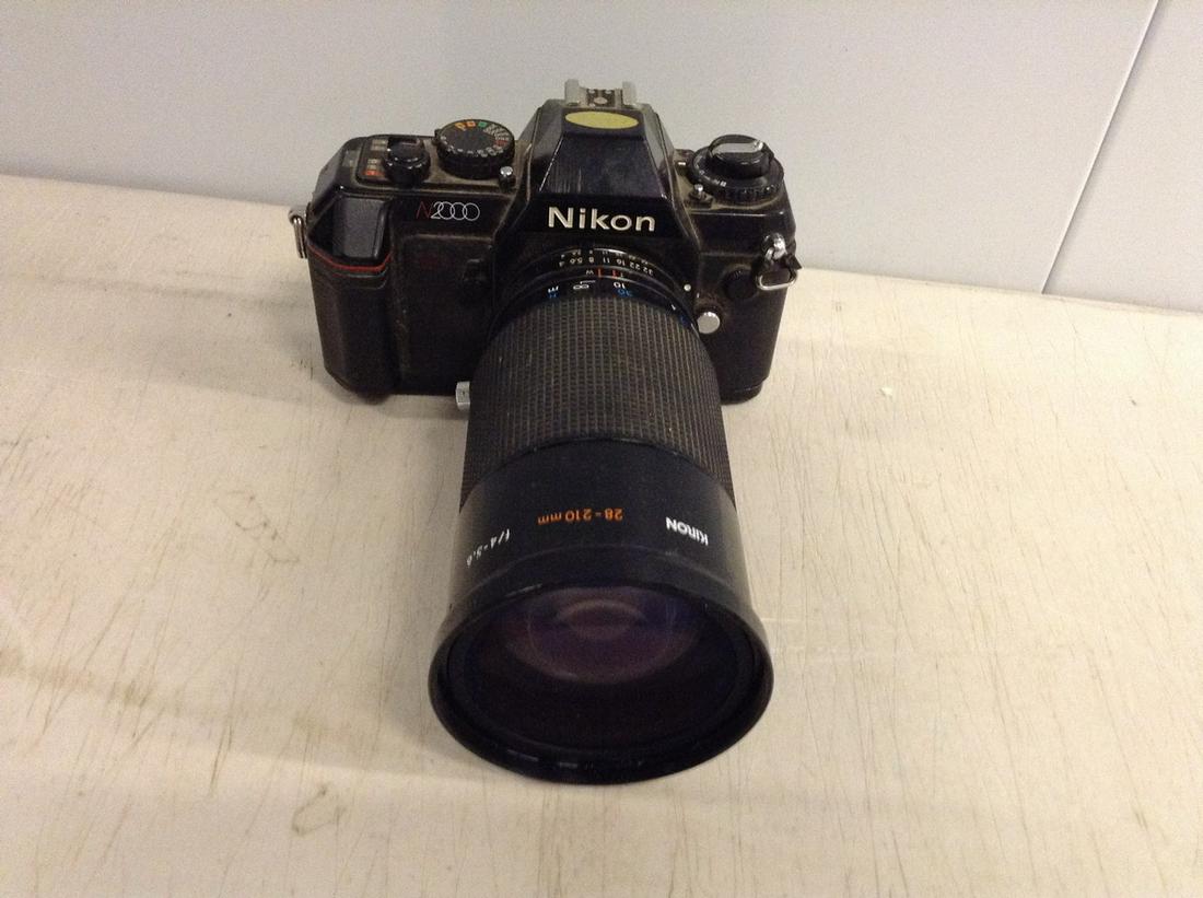 Nikon N2000 camera and lens: Nikon N2000 camera and lens