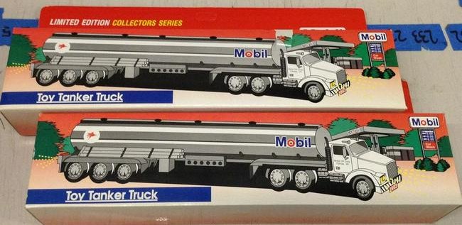 lot of 2 mobile die cast trucks: lot of 2 mobile die cast trucks