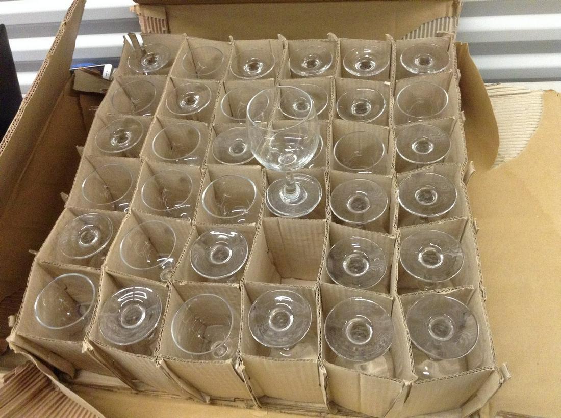 Anchor hocking wine glasses - 36 glasses total: Anchor hocking wine glasses - 36 glasses total