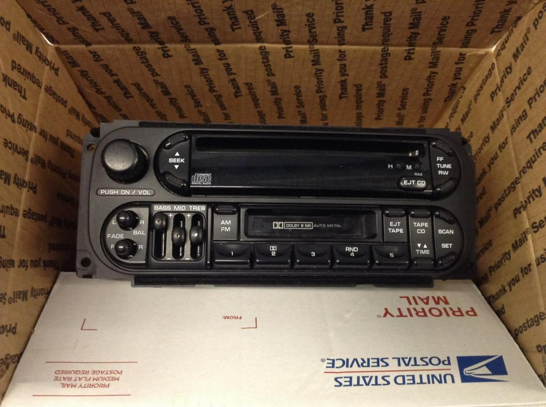 Chrysler Automobile radio CD/Cassette player (1 of 1)