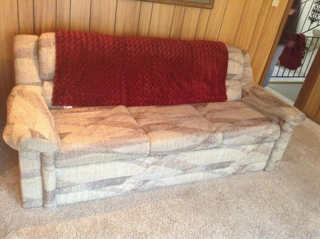couch 7ft long mint condition: couch 7ft long mint condition