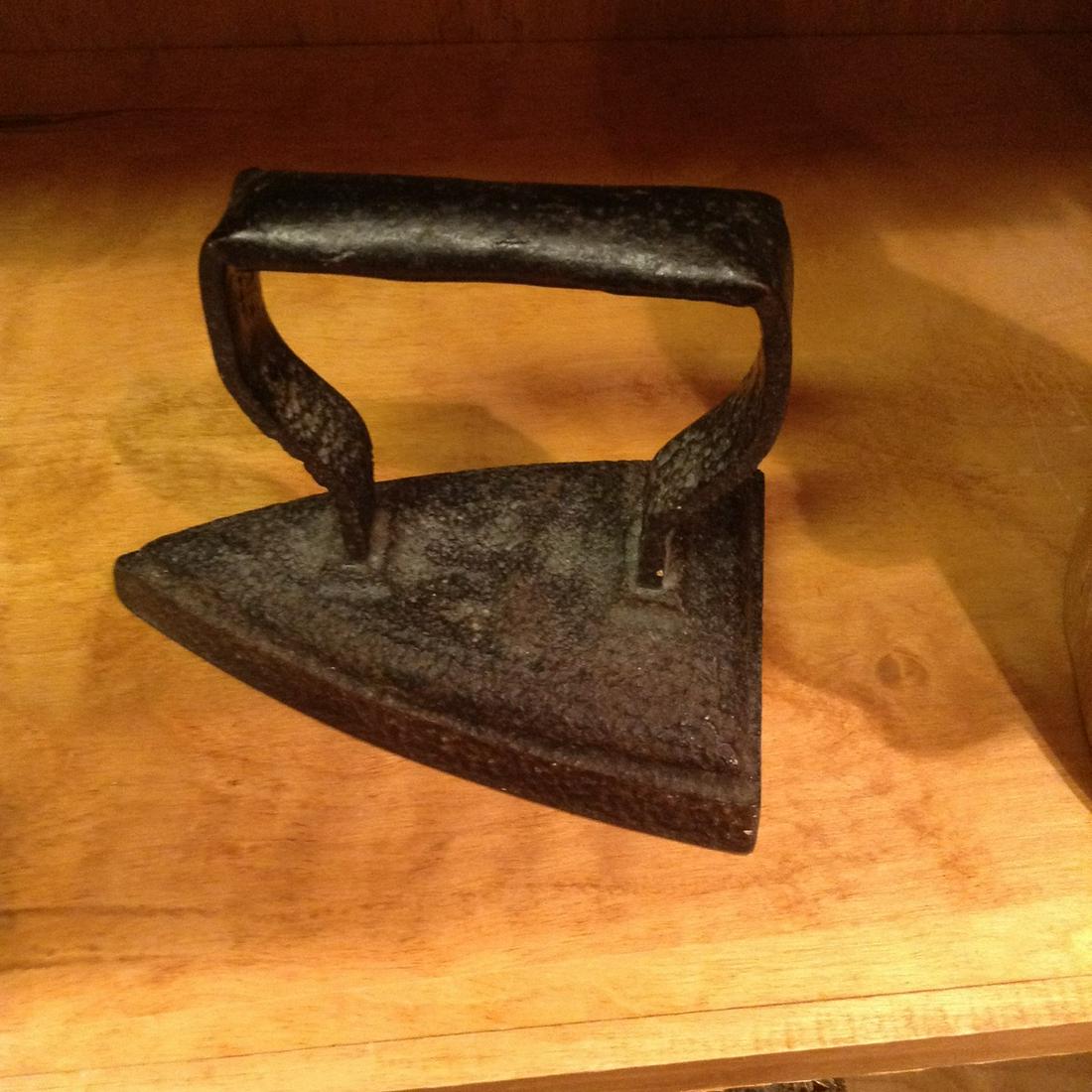 early 1800's cast iron iron: early 1800's cast iron iron