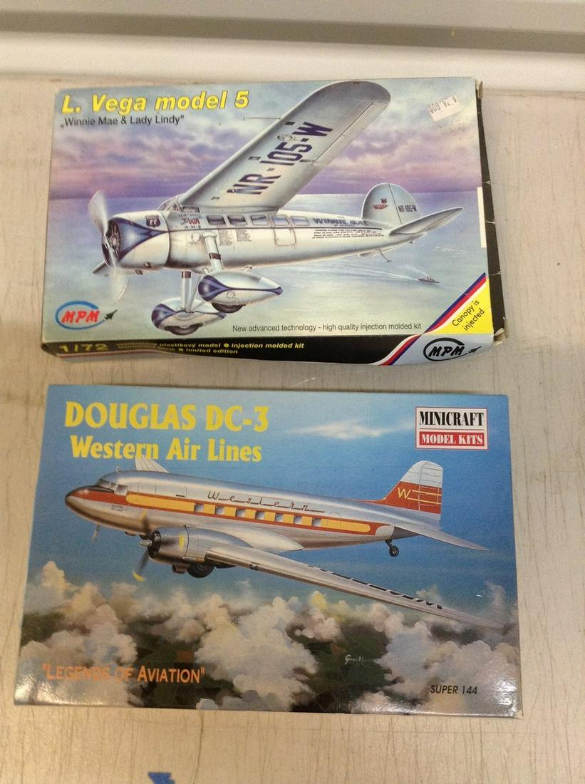 lot of two airplane models: lot of two airplane models