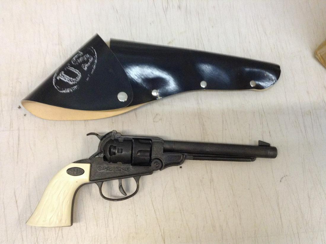 hubley cap gun with holster: hubley cap gun with holster