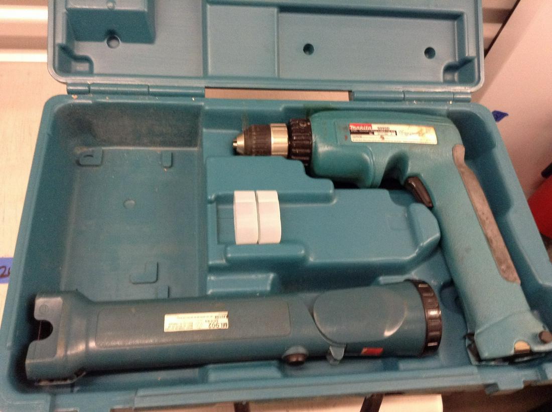 Makita cordless drill kit: Makita cordless drill kit