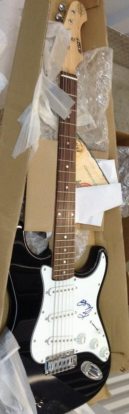 standard guitar s-101 with COA signed by Maurice Gibb: has coa and authorization for signatures