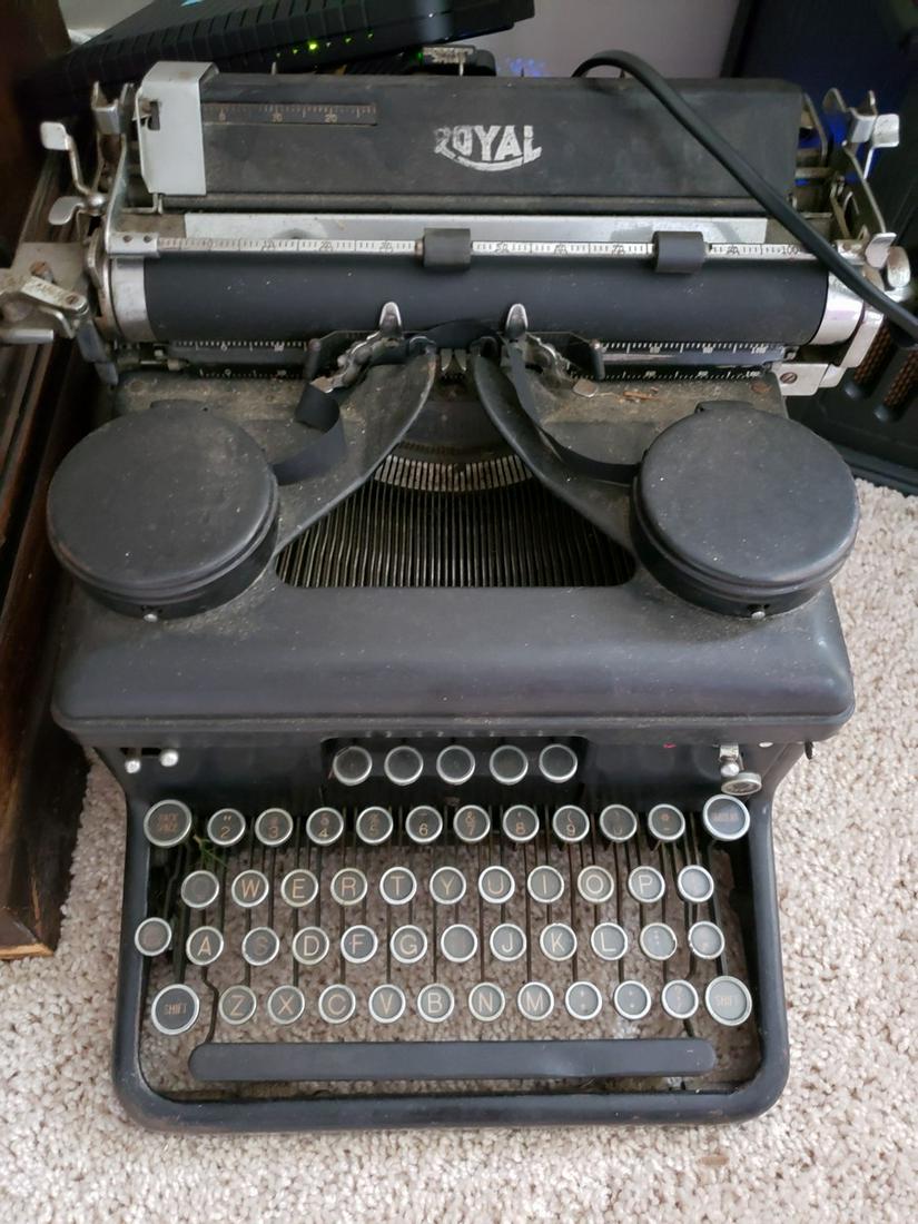 Vintage 1930's Royal Typewriter: Vintage 1930's Royal Typewriter - untested still has original ribbon
