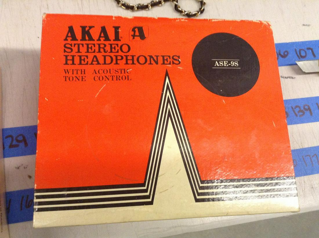 Akal Stereo headphones with acoustic tone control: Ase-9S