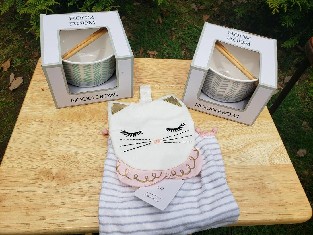 2 new noodle bowls and new towel: 2 new noodle bowls and new towel