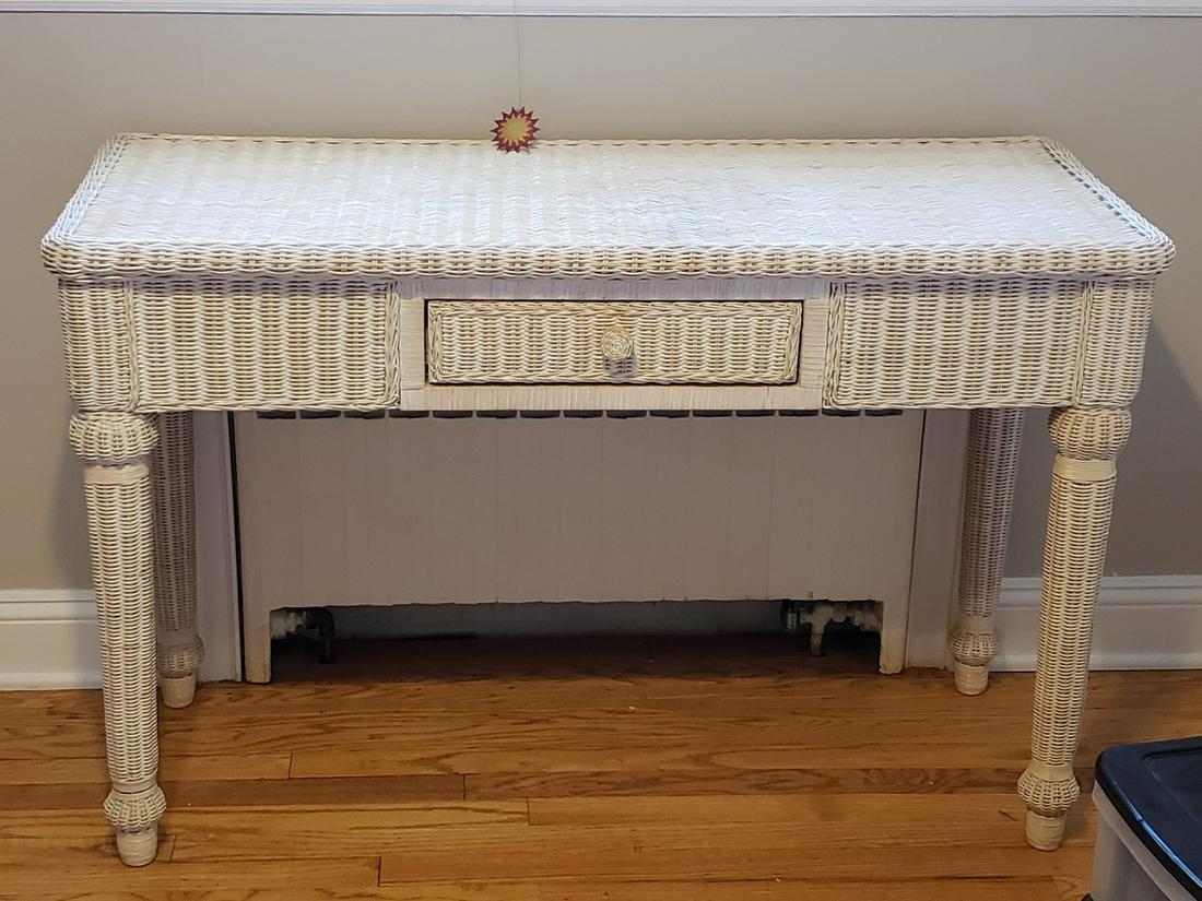 White wicker table: White wicker table