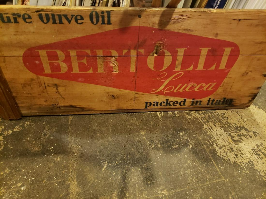 Vintage Bertolli Lucca wooden box: Vintage Bertolli Lucca wooden box