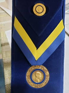 Paul Harris Fellow medal and pin: Paul Harris Fellow medal and pin