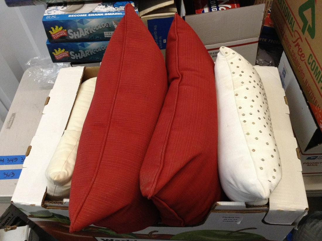 lot of four new throw pillows: lot of four new throw pillows