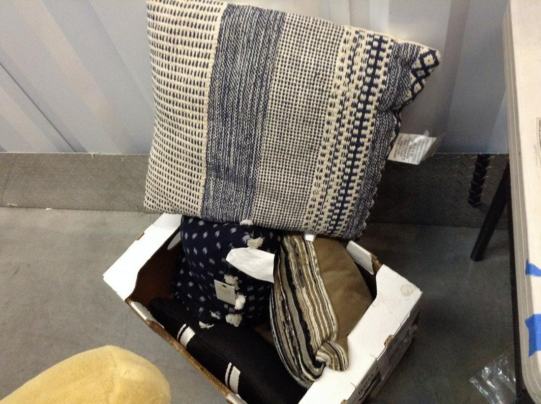 lot of four new throw pillows: lot of four new throw pillows