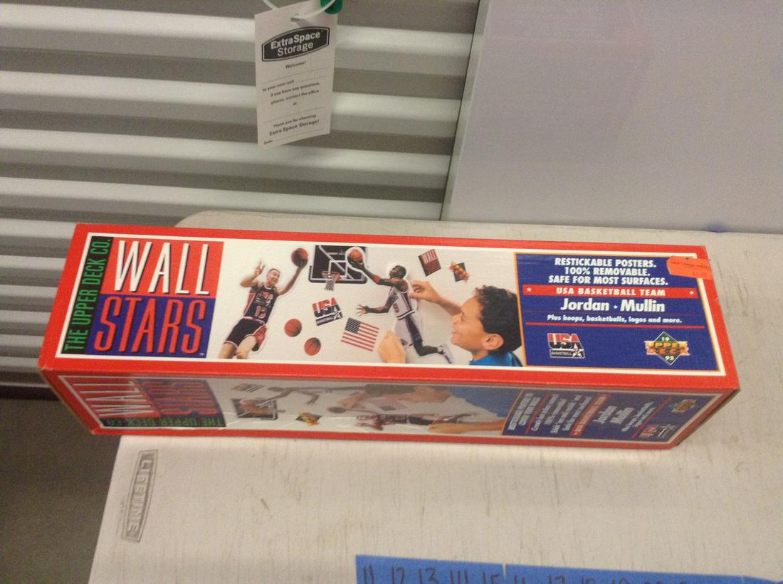 upper deck Michael Jordan and mullin paste on figures (1 of 1)