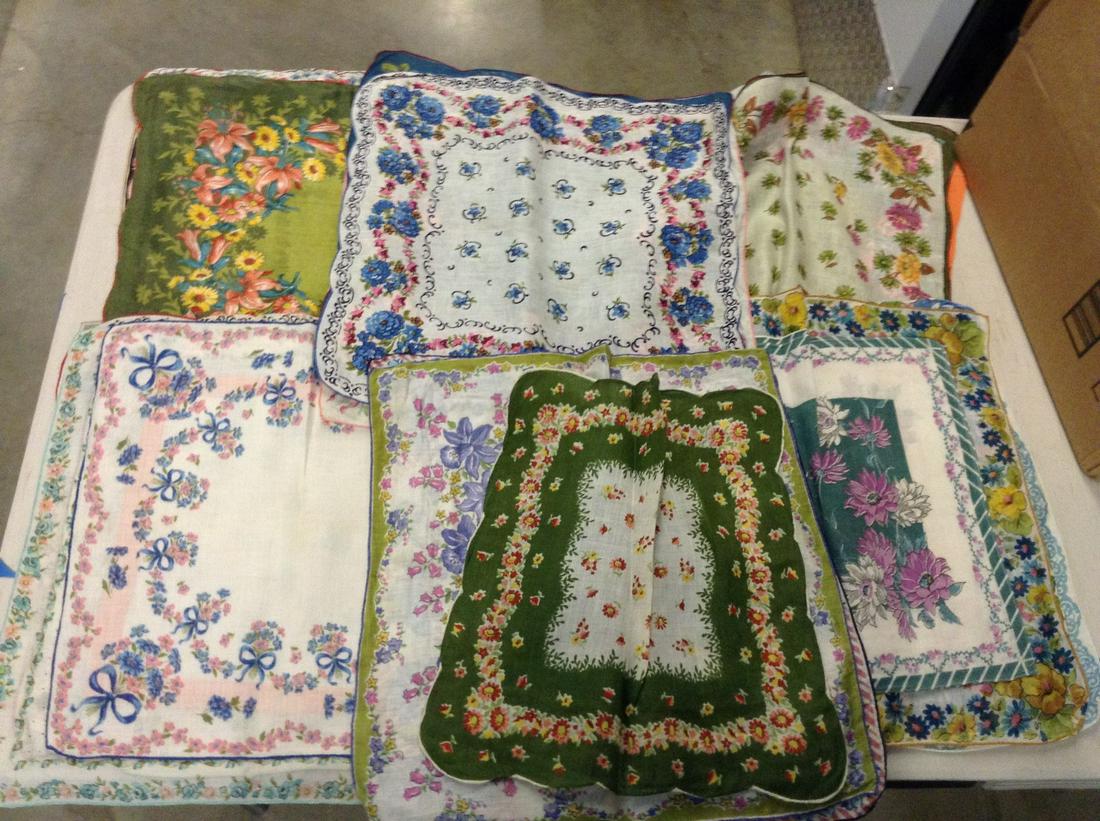 Large amount of vintage ladies hankies: Large amount of vintage ladies hankies
