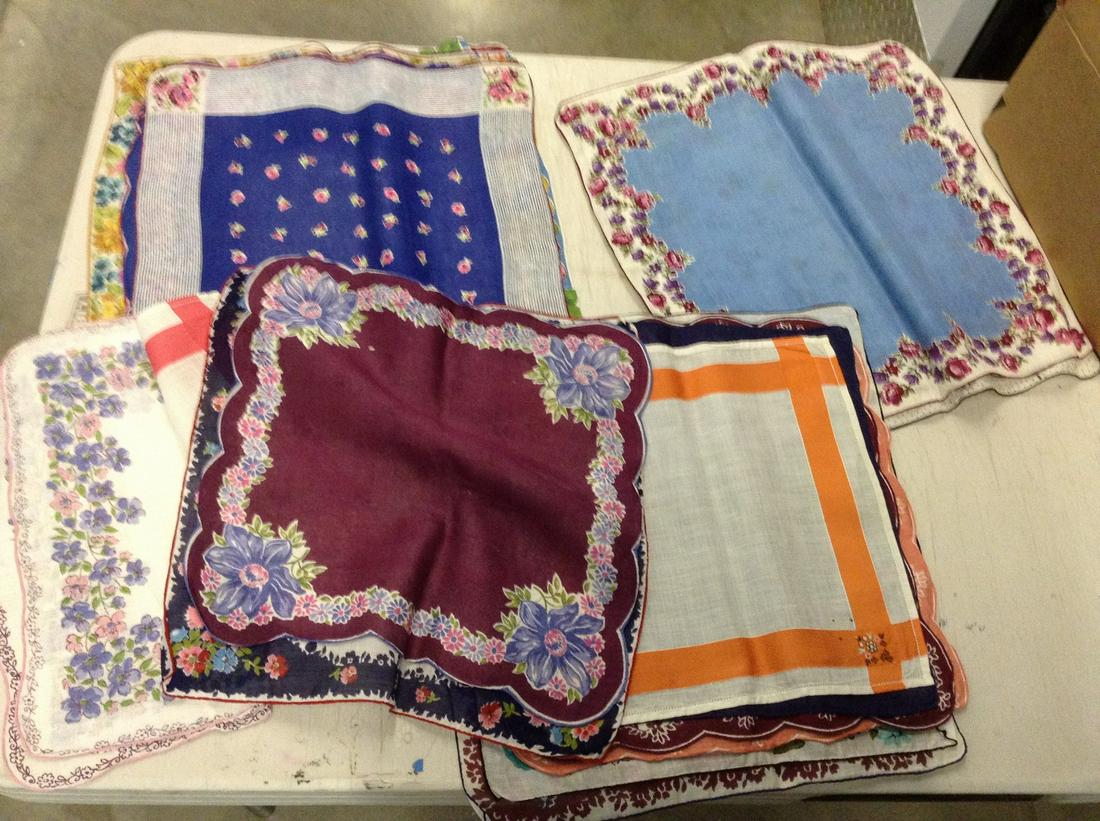 Large amount of vintage ladies hankies: Large amount of vintage ladies hankies