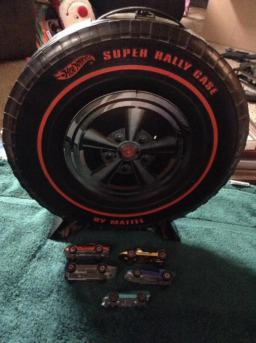 lot of 5 redline hot wheels with vintage carrying case: lot of 5 redline hot wheels with vintage carrying case very good condition