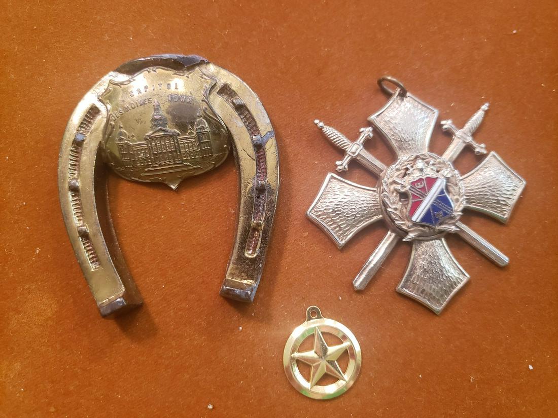 vintage pins - coat of arms: vintage pins - coat of arms