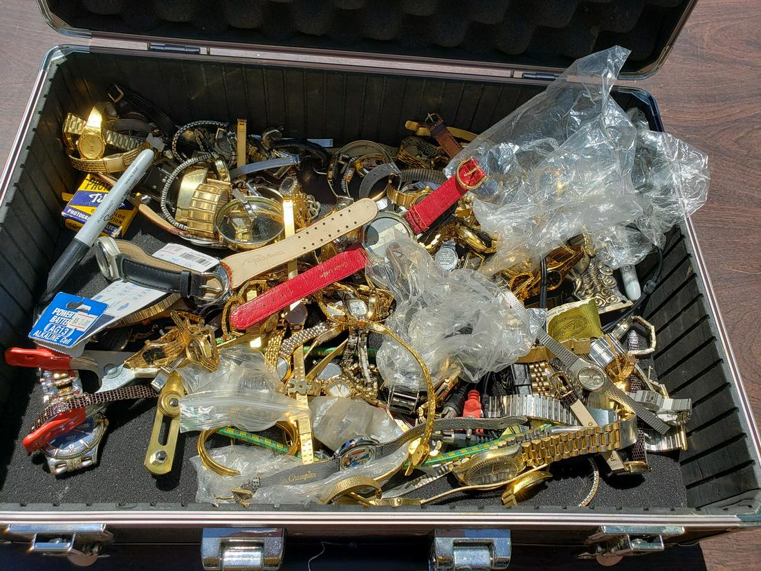 Huge lot of watches - this is a suitcase full of: Huge lot of watches - this is a suitcase full of watches