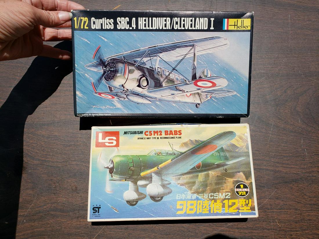 Two 1/72 model plane kits: Two 1/72 model plane kits