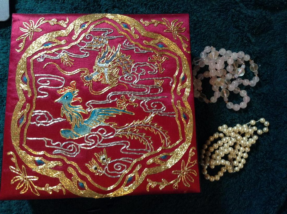 vintage jewelry box and costume jewelry: vintage jewelry box and costume jewelry