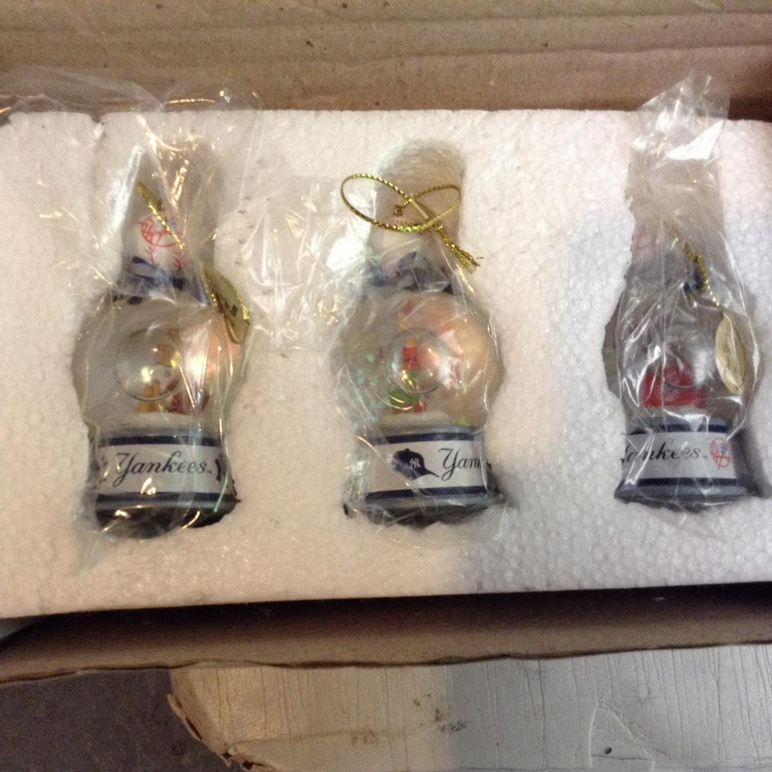 Danbury mint new York yankees snow globe ornaments (1 of 1)