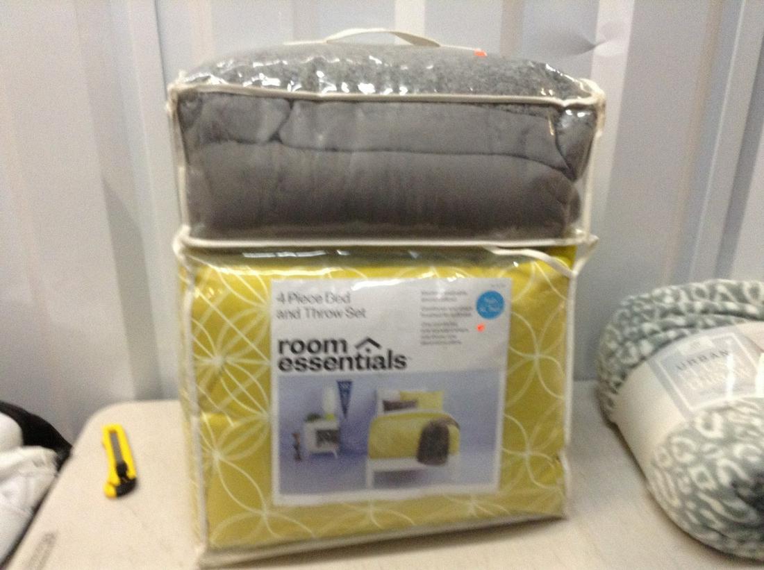 room essentials four piece set twin xl: room essentials four piece set twin xl
