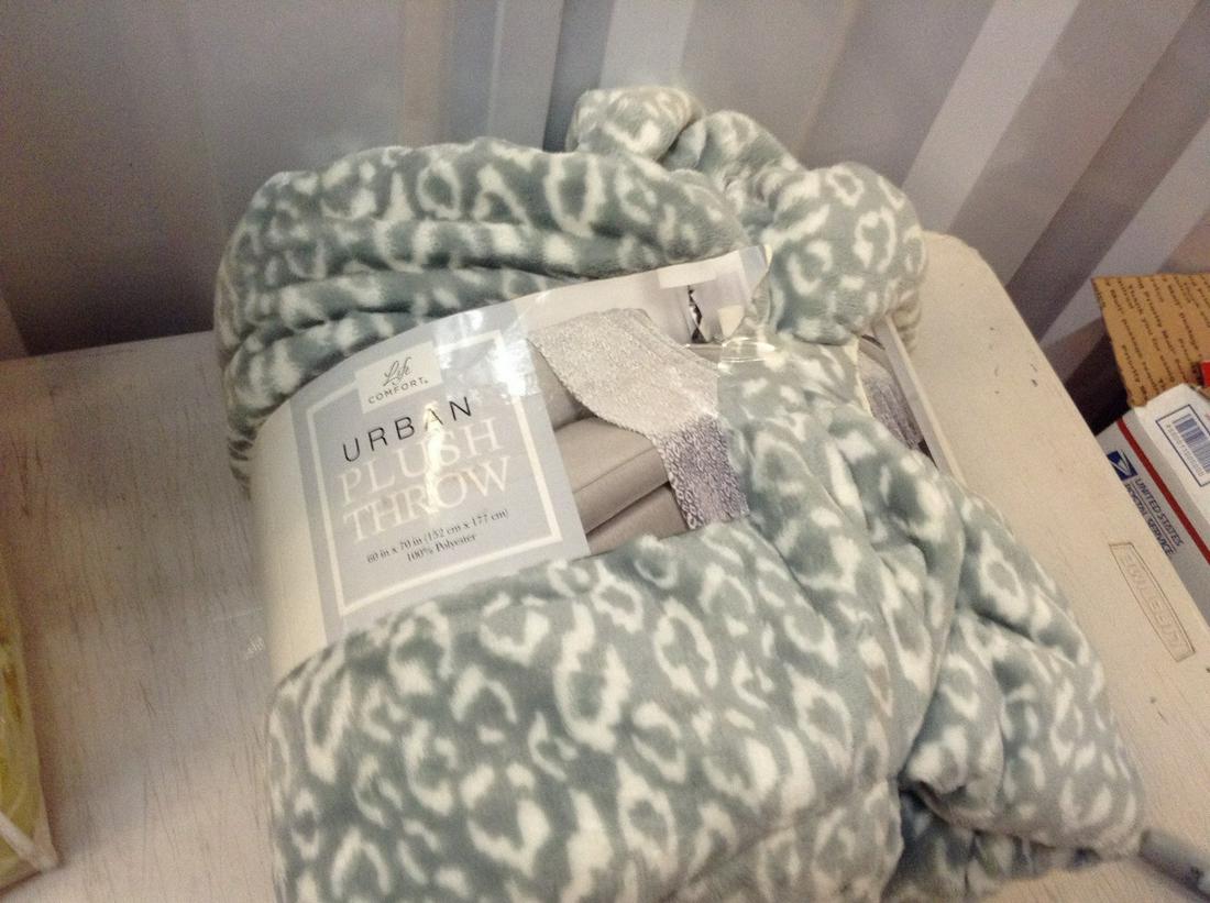 60x70 plush throw: 60x70 plush throw