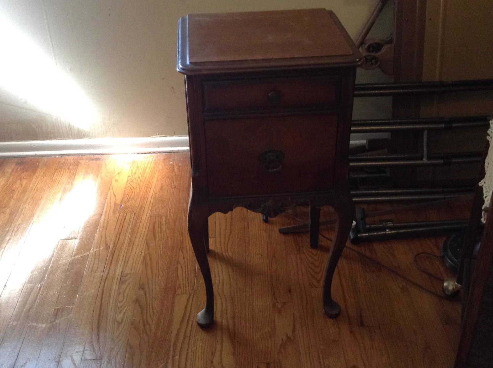 early 1900 queen Anne style end table 31" high: early 1900 queen Anne style end table 31" high