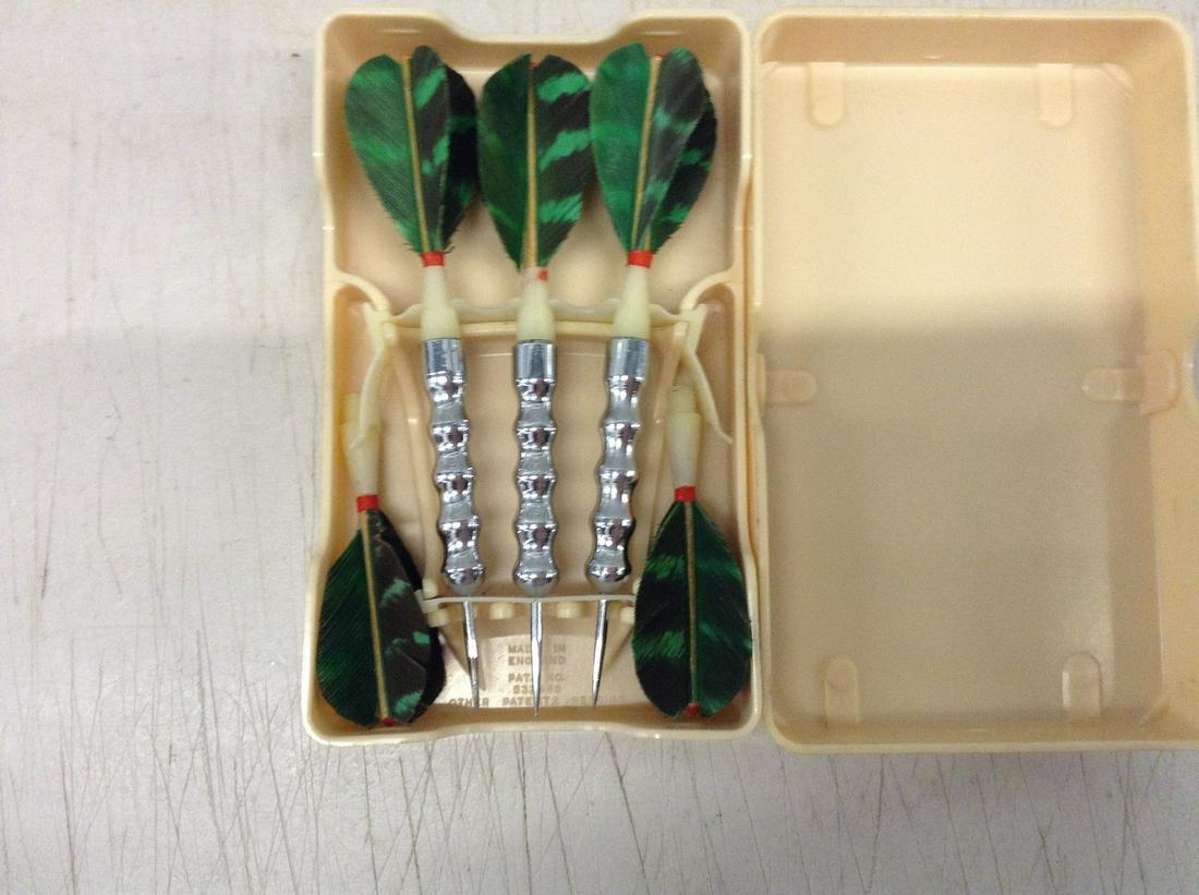set of vintage completion darts: set of vintage completion darts