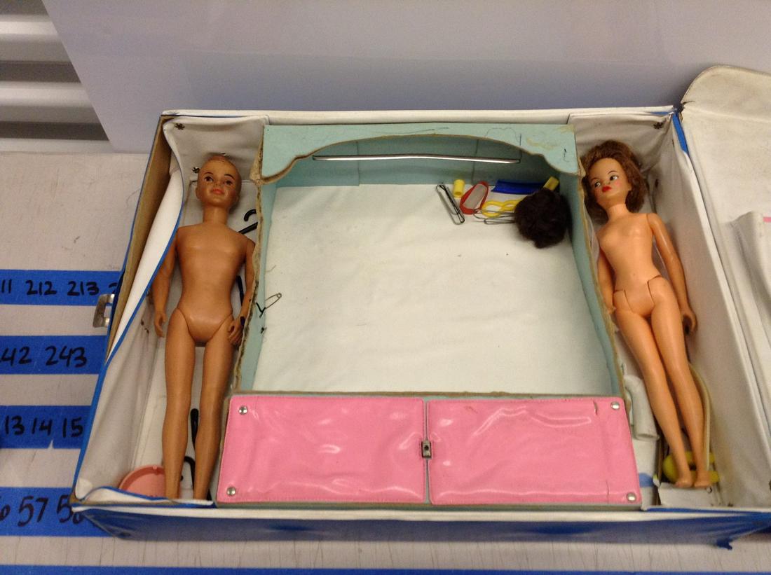 vintage barbie doll case with vintage dolls (1 of 1)