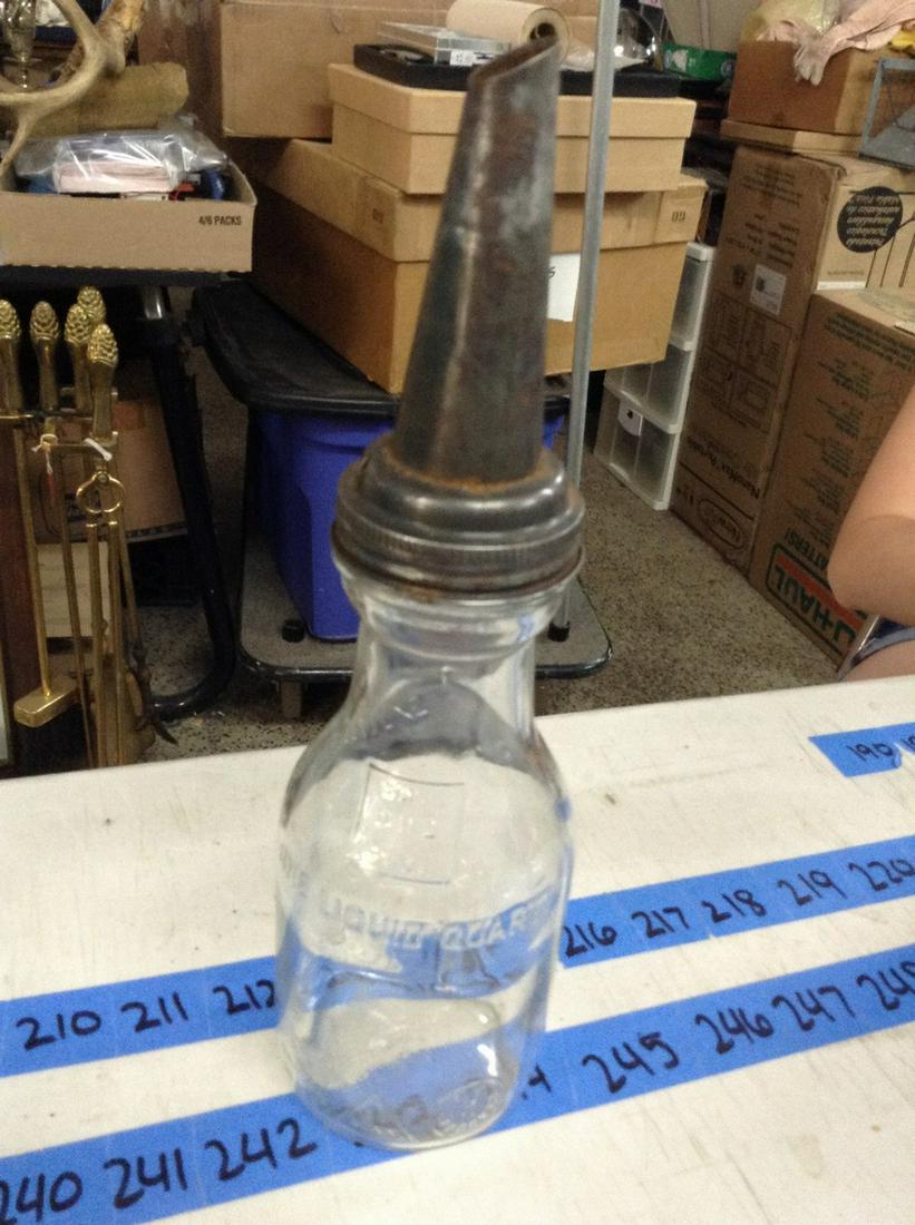 Dora glass early 1 quart engine oil container (1 of 1)