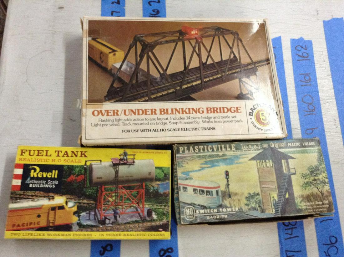 lot of three ho building pieces (1 of 1)