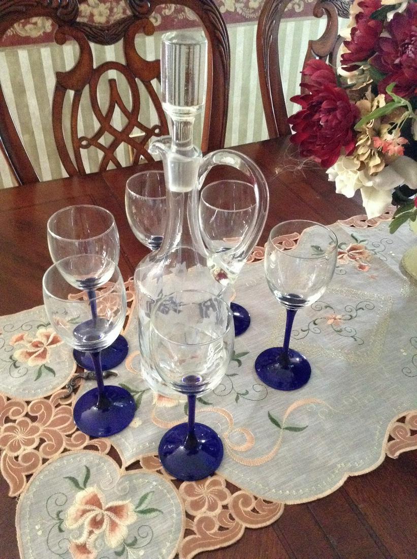 edged crystal decanter and 6 glasses (1 of 1)