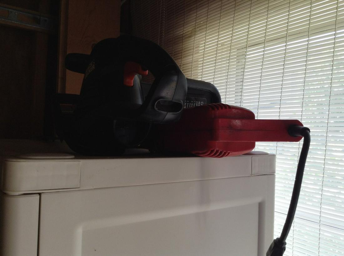 Toro electric chainsaw, black and decker hedge trimmer (1 of 1)