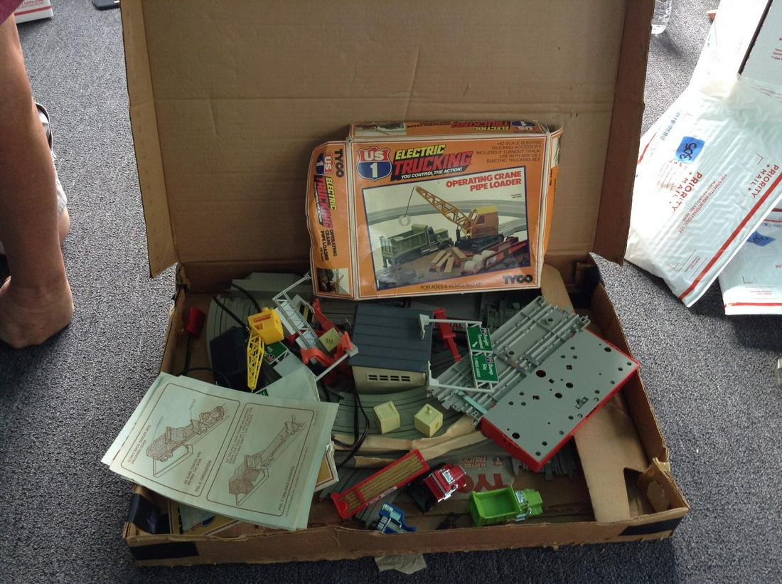 us 1 trucking slot car set with cars and trucks: us 1 trucking slot car set with cars and trucks